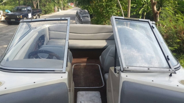 Bayliner Capri 18 ฟุต พร้อมทะเบียน และเทเลอร์