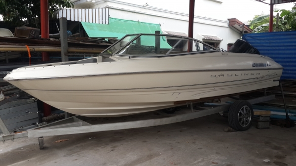 Bayliner Capri 18 ฟุต พร้อมทะเบียน และเทเลอร์