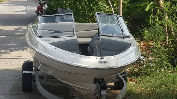 Bayliner Capri 18 ฟุต พร้อมทะเบียน และเทเลอร์