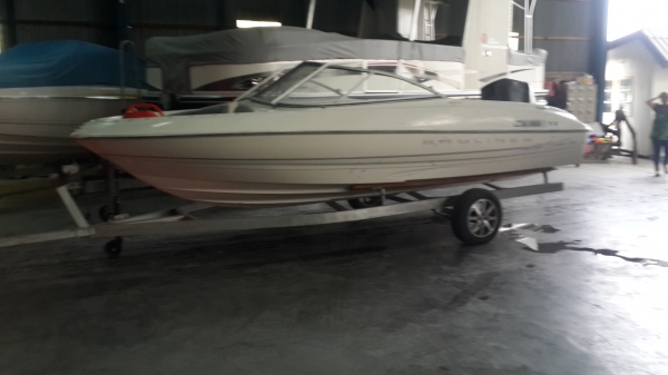 Bayliner Capri 18 ฟุต พร้อมทะเบียน และเทเลอร์