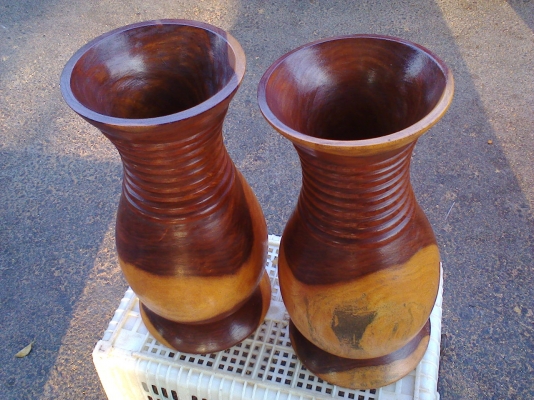 แจกันกลึงไม้มะค่า