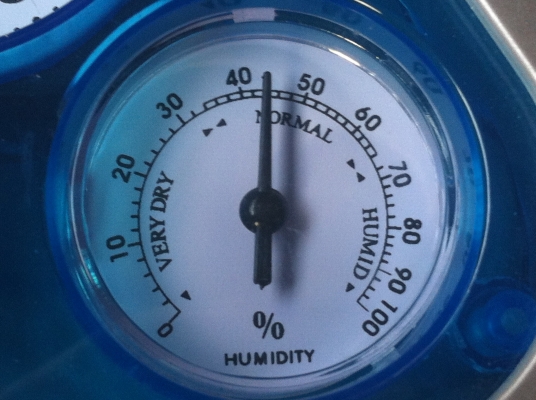 ขุดนาฬิกาตัวบอกอุณหภูมิและตัวบอกความชื้นสัมพัทธ์ในอากาศสามข่อง