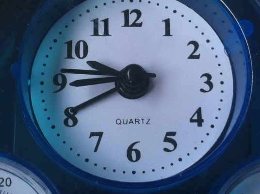 ขุดนาฬิกาตัวบอกอุณหภูมิและตัวบอกความชื้นสัมพัทธ์ในอากาศสามข่อง