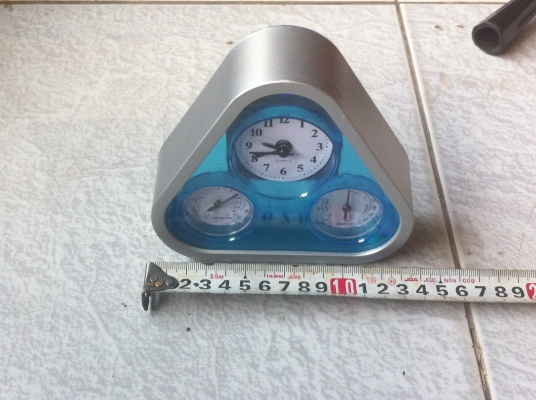 ขุดนาฬิกาตัวบอกอุณหภูมิและตัวบอกความชื้นสัมพัทธ์ในอากาศสามข่อง