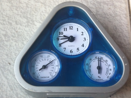 ขุดนาฬิกาตัวบอกอุณหภูมิและตัวบอกความชื้นสัมพัทธ์ในอากาศสามข่อง