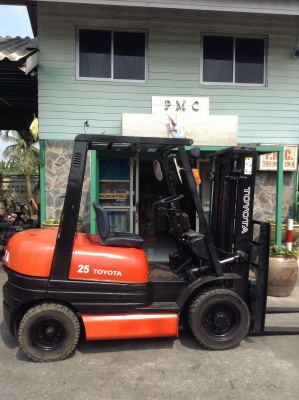+++ ขายโฟล์คลิฟท์  TOYOTA 6FD25  ขนาด 2.5  ตัน  เครื่องยนต์ดีเซล  เสา 3 เมตร  เกียร์ออโตเมติค  งา 1,070  มม.  ยางตันครับ