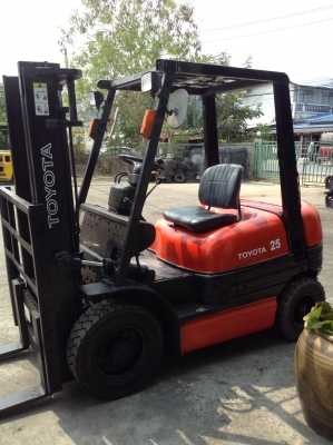 +++ ขายโฟล์คลิฟท์  TOYOTA 6FD25  ขนาด 2.5  ตัน  เครื่องยนต์ดีเซล  เสา 3 เมตร  เกียร์ออโตเมติค  งา 1,070  มม.  ยางตันครับ