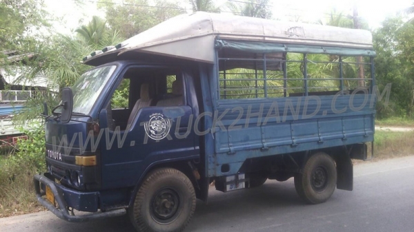 โตโยต้า4ล้อใหญ่BU61 พร้อมโครงหลังคา ยาง750-15พร้อมใช้