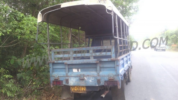 โตโยต้า 4 ล้อใหญ่ BU61 พร้อมโครงหลังคา