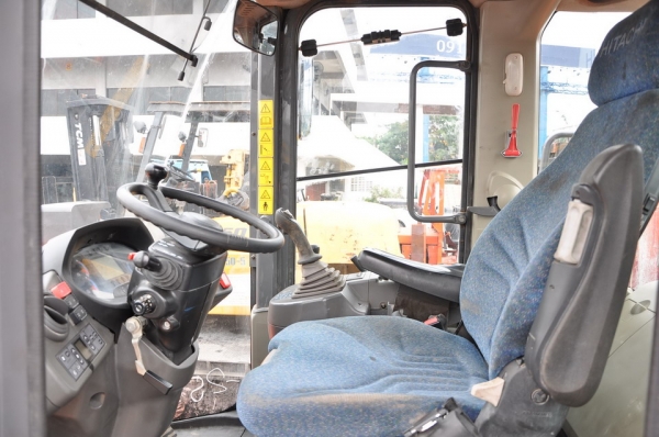 HITACHI  ZW 220  SN  00304