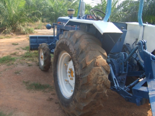 ขายรถไถ  FORD   4  สูบ 1 เพลา    สเปเชียน  พร้อมใช้งาน