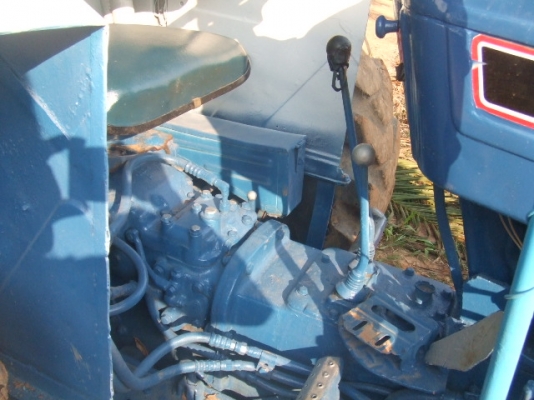 ขายรถไถ  FORD   4  สูบ 1 เพลา    สเปเชียน  พร้อมใช้งาน