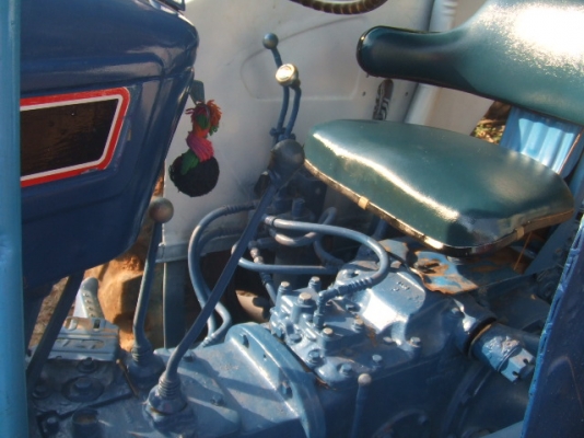 ขายรถไถ  FORD   4  สูบ 1 เพลา    สเปเชียน  พร้อมใช้งาน