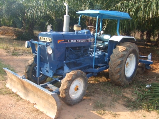 ขายรถไถ  FORD   4  สูบ 1 เพลา    สเปเชียน  พร้อมใช้งาน