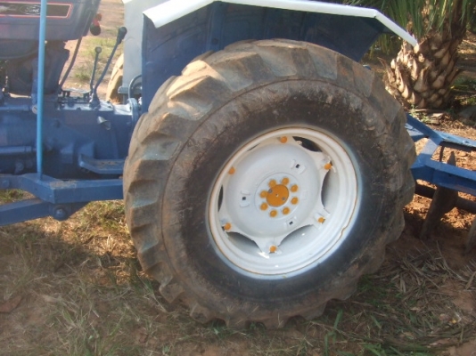 ขายรถไถ  FORD   4  สูบ 1 เพลา    สเปเชียน  พร้อมใช้งาน