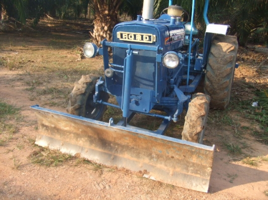 ขายรถไถ  FORD   4  สูบ 1 เพลา    สเปเชียน  พร้อมใช้งาน