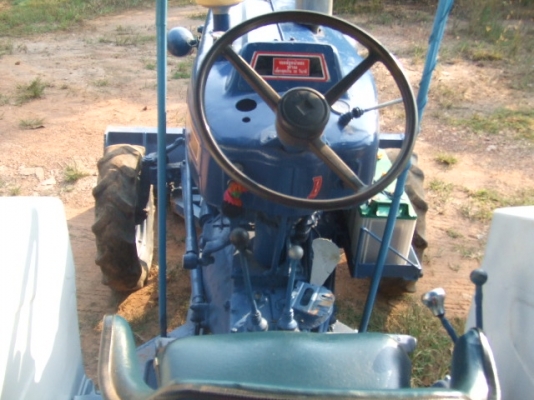 ขายรถไถ  FORD   4  สูบ 1 เพลา    สเปเชียน  พร้อมใช้งาน