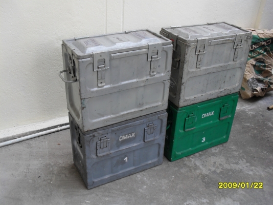 ขายกล่องเหล็กใหญ่ (กล่องใส่ลูกปืนทหาร) ขนาดกว้าง 24cm สูง 38 cm ยาว 47 cm