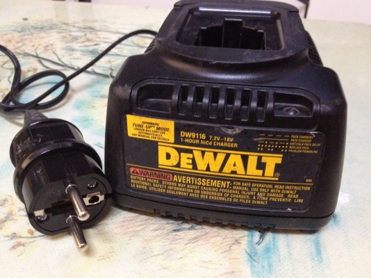 แท่นชาร์จ DeWALT DW9116 7.2V-18V 1Hr NiCd NiMH Charger 220V Made in China
