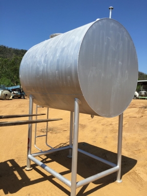 ขายถังน้ำมันเหล็ก ขนาด 3,200 ลิตร พร้อมขา สวยมาก พร้อมใช้งาน