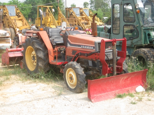 รถไถนานั่งขับ พร้อมใบดันหน้า