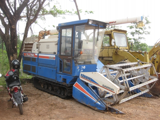 รถเกี่ยวข้าวแบบนั่งขับ Iseki  75แรงม้า