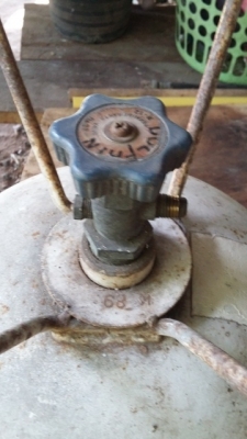 ถังเหล็กหนาๆพร้อมน้ำยาแอร์R12 ประมาณ5โล