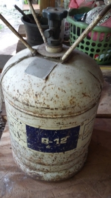 ถังเหล็กหนาๆพร้อมน้ำยาแอร์R12 ประมาณ5โล