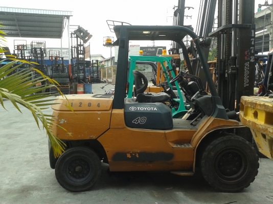 ขายด่วนรถยกขนาด 4ตันชนิดเครื่องยนต์ดีเซล 6 สูบ,เกียร์ออโต้,เสายกสูง 4.5 เมตร,งาสไลด์ ราคา 680,000 บาท