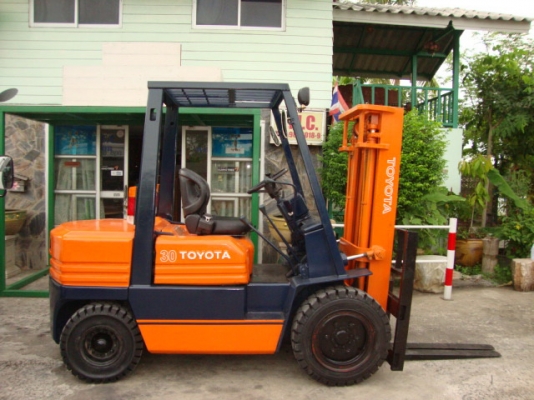 +++ขายโฟล์คลิฟท์  TOYOTA   5FD30  ขนาด 3  ตัน  เครื่องยนต์ดีเซล  เสา  3  เมตร  เกียร์ธรรมดา  งา 1,070  มม.  ยางลมครับ