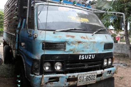 **220,000 บ.ต่อรอง///6ล้อKS-100** ขายISUZU KS-100 6ล้อ ช่วงล่างใหญ่ขอลุย ISUZU KS 100แรง ฝาขาว เครื่องวางใหม่ เกียร์ดี สโลวกลาง ช่วงล่าง คานหน้า115 6น็อต เฟืองท้ายF คัสซีเก็บงานมา แข็งแรง กระบะพื้นไม้คอกไม้สูงยาว4.30ม.สภาพดี พื้นดี คอกยังสวย ไม่ผุไม่หัก ฝ **220,000 บ.ต่อรอง///6ล้อKS-100** ขายISUZU KS-100 6ล้อ ช่วงล่างใหญ่ขอลุย ISUZU KS 100แรง ฝาขาว เครื่องวางใหม่ เกียร์ดี สโลวกลาง ช่วงล่าง คานหน้า115 6น็อต เฟืองท้ายF คัสซีเก็บงานมา แข็งแรง กระบะพื้นไม้คอกไม้สูงยาว4.30ม.สภาพดี พื้นดี คอกยังสวย ไม่ผุไม่หัก ฝ