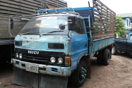 **220,000 บ.ต่อรอง///6ล้อKS-100** ขายISUZU KS-100 6ล้อ ช่วงล่างใหญ่ขอลุย ISUZU KS 100แรง ฝาขาว เครื่องวางใหม่ เกียร์ดี สโลวกลาง ช่วงล่าง คานหน้า115 6น็อต เฟืองท้ายF คัสซีเก็บงานมา แข็งแรง กระบะพื้นไม้คอกไม้สูงยาว4.30ม.สภาพดี พื้นดี คอกยังสวย ไม่ผุไม่หัก ฝ **220,000 บ.ต่อรอง///6ล้อKS-100** ขายISUZU KS-100 6ล้อ ช่วงล่างใหญ่ขอลุย ISUZU KS 100แรง ฝาขาว เครื่องวางใหม่ เกียร์ดี สโลวกลาง ช่วงล่าง คานหน้า115 6น็อต เฟืองท้ายF คัสซีเก็บงานมา แข็งแรง กระบะพื้นไม้คอกไม้สูงยาว4.30ม.สภาพดี พื้นดี คอกยังสวย ไม่ผุไม่หัก ฝ