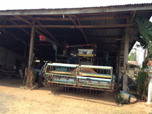 ขายรถเกี่ยวข้าวไทยเจริญ พร้อมรถเทลเลอร์ ราคา 375,000 บาท ขาย รถเกี่ยวข้าวไทยเจริญการช่าง มีภาพวีดีโอ เครื่องยนต์ ISUZU 185  แรงอุ้ม 2.5 ตัน ปั๊มไดกิ้นเบอร์ 21 ช่วงล่างตัวเดิน 10HT รถพร้อมใช้งาน โทร 081 -9972972  089-8451778