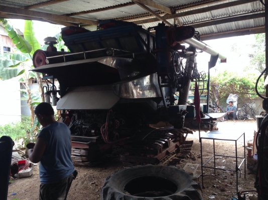 ขายรถเกี่ยวข้าวไทยเจริญ พร้อมรถเทลเลอร์ ราคา 375,000 บาท ขาย รถเกี่ยวข้าวไทยเจริญการช่าง มีภาพวีดีโอ เครื่องยนต์ ISUZU 185  แรงอุ้ม 2.5 ตัน ปั๊มไดกิ้นเบอร์ 21 ช่วงล่างตัวเดิน 10HT รถพร้อมใช้งาน โทร 081 -9972972  089-8451778