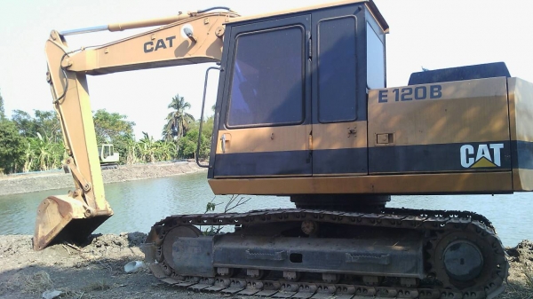 ขายด่วน CATERPILLAR  E110B เก่า - ใน  สภาพสวย   พร้อมใช้งาน   ราคาถูก    สนใจโทร   089-3818694  ดวงนภา  เตียวตระกูล