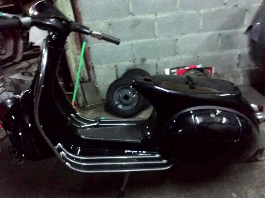 เอเซียเวสป้า---->>จัดส่งรถvespa 64 ขึ้นโครง สีดำ ให้คุณก๊อบ จ.น่าน เรียบร้อย10/03/2558 เอเซียเวสป้า---->>จัดส่งรถvespa 64 ขึ้นโครง สีดำ ให้คุณก๊อบ จ.น่าน เรียบร้อย10/03/2558