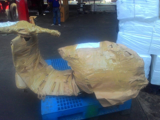 เอเซียเวสป้า---->>จัดส่งรถvespa 64 ขึ้นโครง สีดำ ให้คุณก๊อบ จ.น่าน เรียบร้อย10/03/2558 เอเซียเวสป้า---->>จัดส่งรถvespa 64 ขึ้นโครง สีดำ ให้คุณก๊อบ จ.น่าน เรียบร้อย10/03/2558