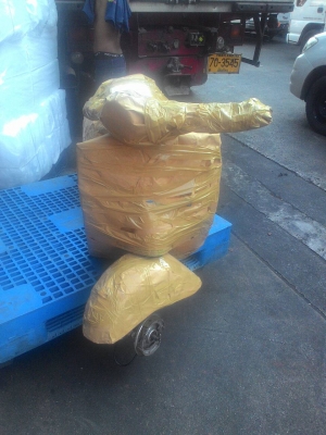 เอเซียเวสป้า---->>จัดส่งรถvespa 64 ขึ้นโครง สีดำ ให้คุณก๊อบ จ.น่าน เรียบร้อย10/03/2558 เอเซียเวสป้า---->>จัดส่งรถvespa 64 ขึ้นโครง สีดำ ให้คุณก๊อบ จ.น่าน เรียบร้อย10/03/2558