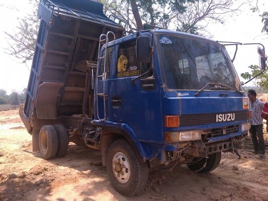 หกล้อ อีซูซุ ร็อค195แรง แอร์ พ.เพาเวอร์ สภาพดีรถใช้งานทุกวัน เอกสารทะเบียนพร้อมโอน ร็อค195แรงราคาเบาๆ 735,000ต่อรองได้ครับ