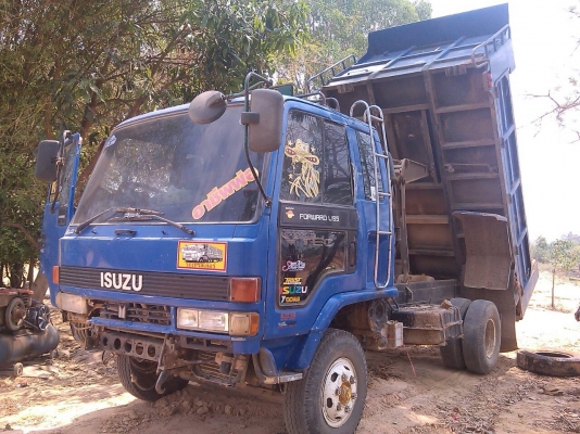 หกล้อ อีซูซุ ร็อค195แรง แอร์ พ.เพาเวอร์ สภาพดีรถใช้งานทุกวัน เอกสารทะเบียนพร้อมโอน ร็อค195แรงราคาเบาๆ 735,000ต่อรองได้ครับ