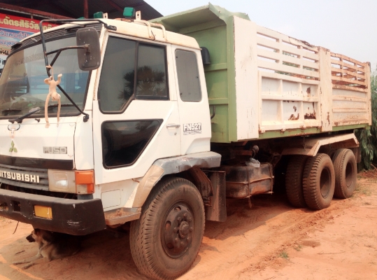 MITSUBISHI FUSO FN527 - 195 HP 6D16 TD 5355 สิบล้อดั๊มพ์ 2 เพลา เบรคใหญ่เพลาบุ๋มแล้วครับ กระบะดั๊มพ์เหล็ก 12 ตันสภาพสวยไม่ผุพื้นไม่บุบพร้อมบรรทุกหนักได้เลย เครื่องยนต์แน่นดีแรงดีไม่มีเยิ้ม หัวเก๋งไม่ผุภายในเก๋งคอนโซลสวยครบ พวงมาลัยเพาเวอร์ ระบบเบรคทริ๊ปฟี