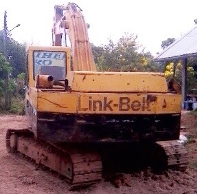 SUMITOMO F2 2800 รถบอดี้สวยพร้อมทำงานได้เลย เครื่องยนต์มิตซูบิชิ 6D15 เครื่องแรงดีไม่เยิ้ม ปั๊มเดิมแห้งดีทำงานได้เร็วดี ภายในเก๋งสะอาดไม่เลอะคอนโทรลง่ายคล่องตัวดี ภายนอกบอดี้สวยบูมอาร์มมีปะบ้างเล็กน้อย ช่วงล่างแน่นโรลเลอร์โซ่บูทใบแทรกประมาณ 60\% เอกสารสัญญ