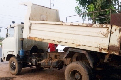 HINO KM 100 HP DM100 หกล้อดั๊มพ์ กระบะดั๊มพ์เหล็ก 5 ตันความยาว 3.60 เมตรสภาพดีไม่มีผุพร้อมบรรทุกหนักได้เลยครับ เครื่องยนต์แรงดีเดิมดีใช้งานได้ปกติดีครับ หัวเก๋งไม่ผุยังคงสภาพดีเดิมบางภายในคอนโซลยังดีอยู่ เบาะมีขาดตามสภาพครับ พวงมาลัยเพาเวอร์ ช่วงล่างใหญ่ค HINO KM 100 HP DM100 หกล้อดั๊มพ์ กระบะดั๊มพ์เหล็ก 5 ตันความยาว 3.60 เมตรสภาพดีไม่มีผุพร้อมบรรทุกหนักได้เลยครับ เครื่องยนต์แรงดีเดิมดีใช้งานได้ปกติดีครับ หัวเก๋งไม่ผุยังคงสภาพดีเดิมบางภายในคอนโซลยังดีอยู่ เบาะมีขาดตามสภาพครับ พวงมาลัยเพาเวอร์ ช่วงล่างใหญ่ค