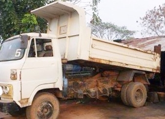 HINO KM 100 HP DM100 หกล้อดั๊มพ์ กระบะดั๊มพ์เหล็ก 5 ตันความยาว 3.60 เมตรสภาพดีไม่มีผุพร้อมบรรทุกหนักได้เลยครับ เครื่องยนต์แรงดีเดิมดีใช้งานได้ปกติดีครับ หัวเก๋งไม่ผุยังคงสภาพดีเดิมบางภายในคอนโซลยังดีอยู่ เบาะมีขาดตามสภาพครับ พวงมาลัยเพาเวอร์ ช่วงล่างใหญ่ค