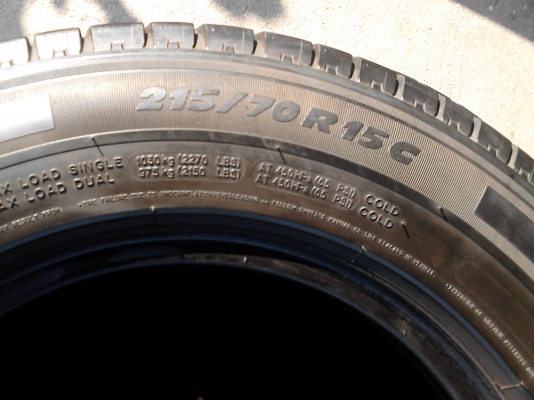 215/70R15 MICHELIN AGILIS  มี 1 เส้น ปี 2012  TEL.081-427-3941