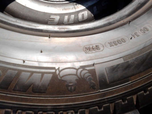 215/70R15 MICHELIN AGILIS  มี 1 เส้น ปี 2012  TEL.081-427-3941