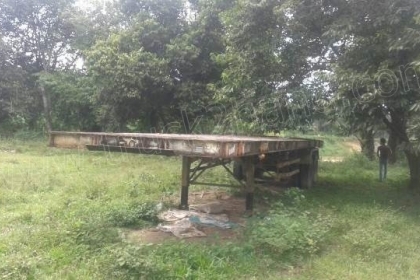 หางพื้นเรียบ   2  เพลา สามมิตร  หางปี 2542  ยาว  12.40  เมตร  กว้าง  2.5   เมตร