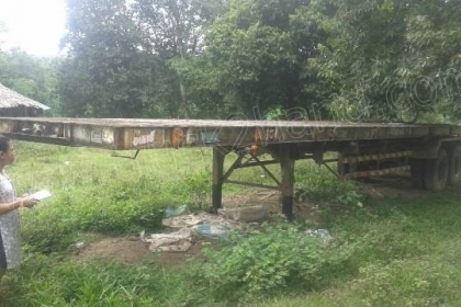 หางพื้นเรียบ   2  เพลา สามมิตร  หางปี 2542  ยาว  12.40  เมตร  กว้าง  2.5   เมตร