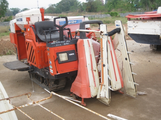 รถเกี่ยวข้าวแบบนั่งขับ คูโบต้า 13 แรงม้า  มือสองจากนอก