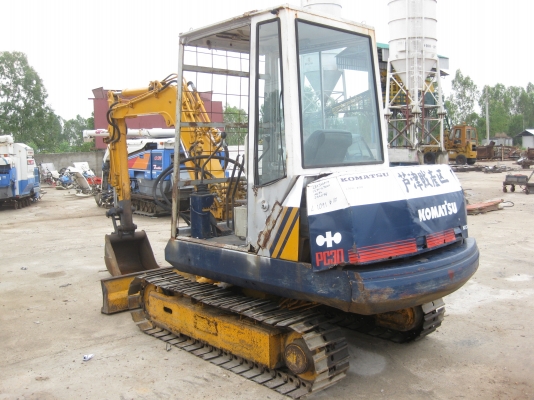 รถแบคโฮ PC30-5 แทรคเหล็ก มีห้องเก๋ง ช่วงล่างเต็ม